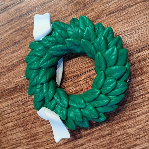 Feliz Navidad 2012 Hallmark Keepsake Wreath Ornament - Picture 2 of 5